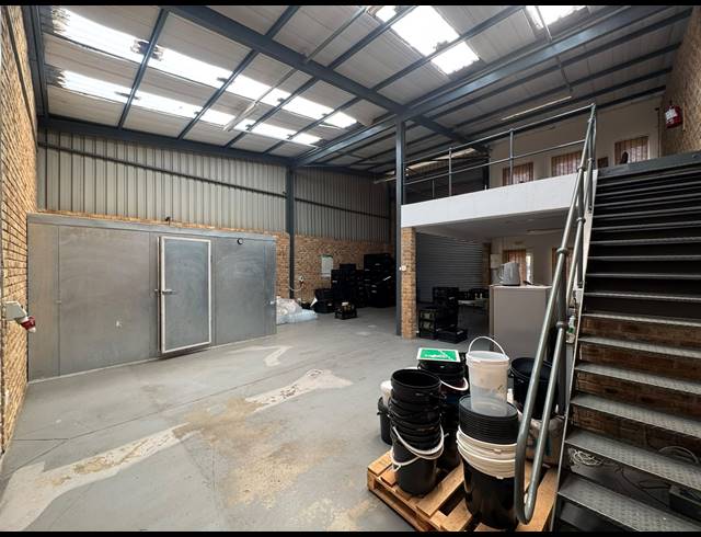1,600M² WAREHOUSE TO LET IN SPARTAN